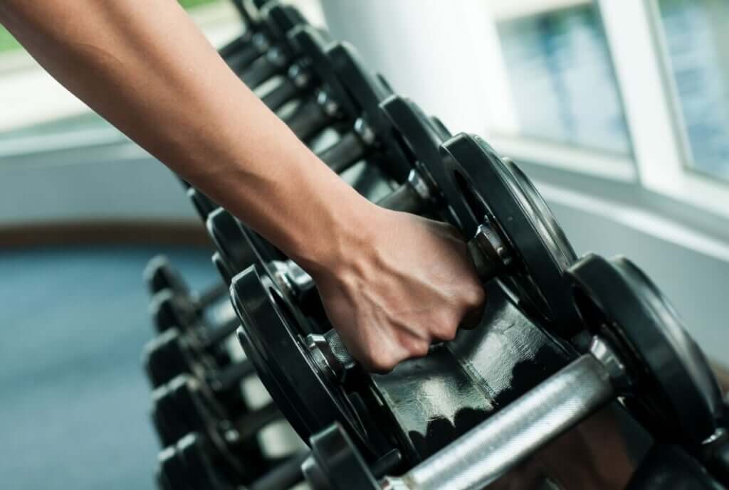 ショルダープレスを進化させる！最強トレーニング「Zプレス」の効果と