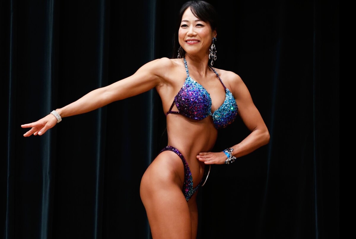 カンガルーの身体になりたい」39歳が”筋肉質ビキニ姿”でコンテスト2位