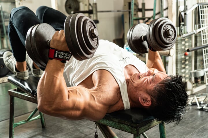 垂れ下がるほどの”大胸筋を作った、ダンベルフライなどのトレーニング方法【解説！怪物・扇谷開登の超高密度トレーニング】