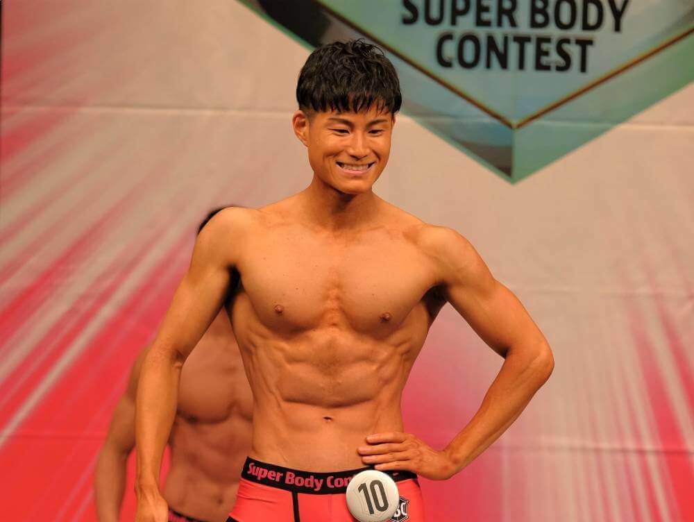 もとは筋トレ嫌い！？爽やかな笑顔でバキバキボディー肉体美を披露したトレーナー