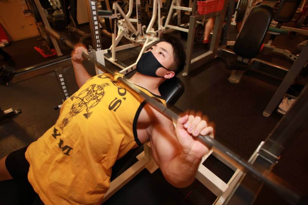 【大胸筋トレならコレ!】相澤隼人がおすすめする「インクラインベンチプレス」の効果的なやり方━ポイントは挙上時にあった!