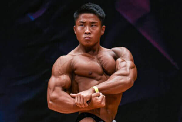 ベンチプレスの重量の伸ばし方をボディビル王者・相澤隼人が動画で解説!レッグドライブと剛性力の高め方とは?