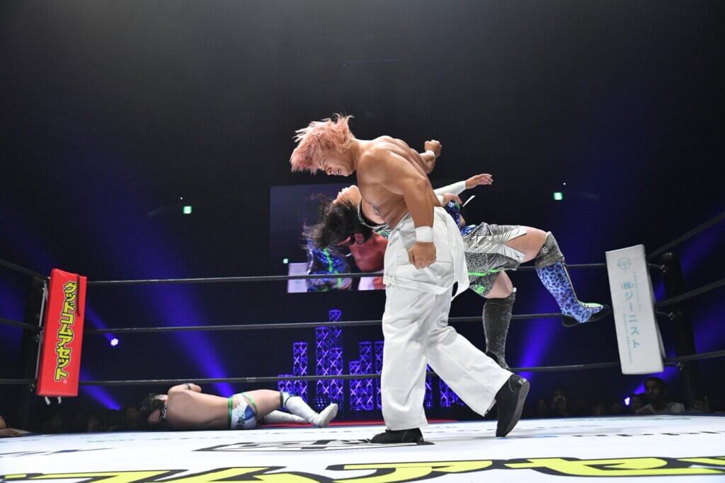 105kgの肉体から繰り出す強烈なラリアット(©DDTプロレスリング)