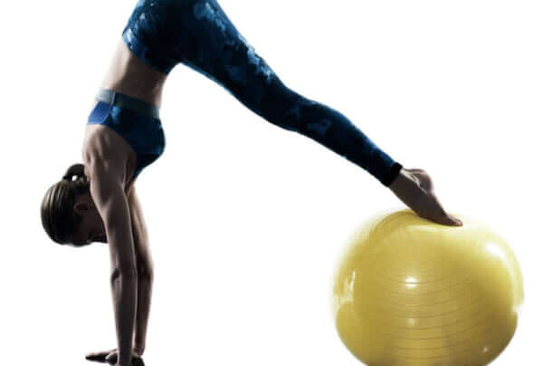 【腹筋も鍛える筋トレ】プランクのやり方をフィットネストレーナーが伝授