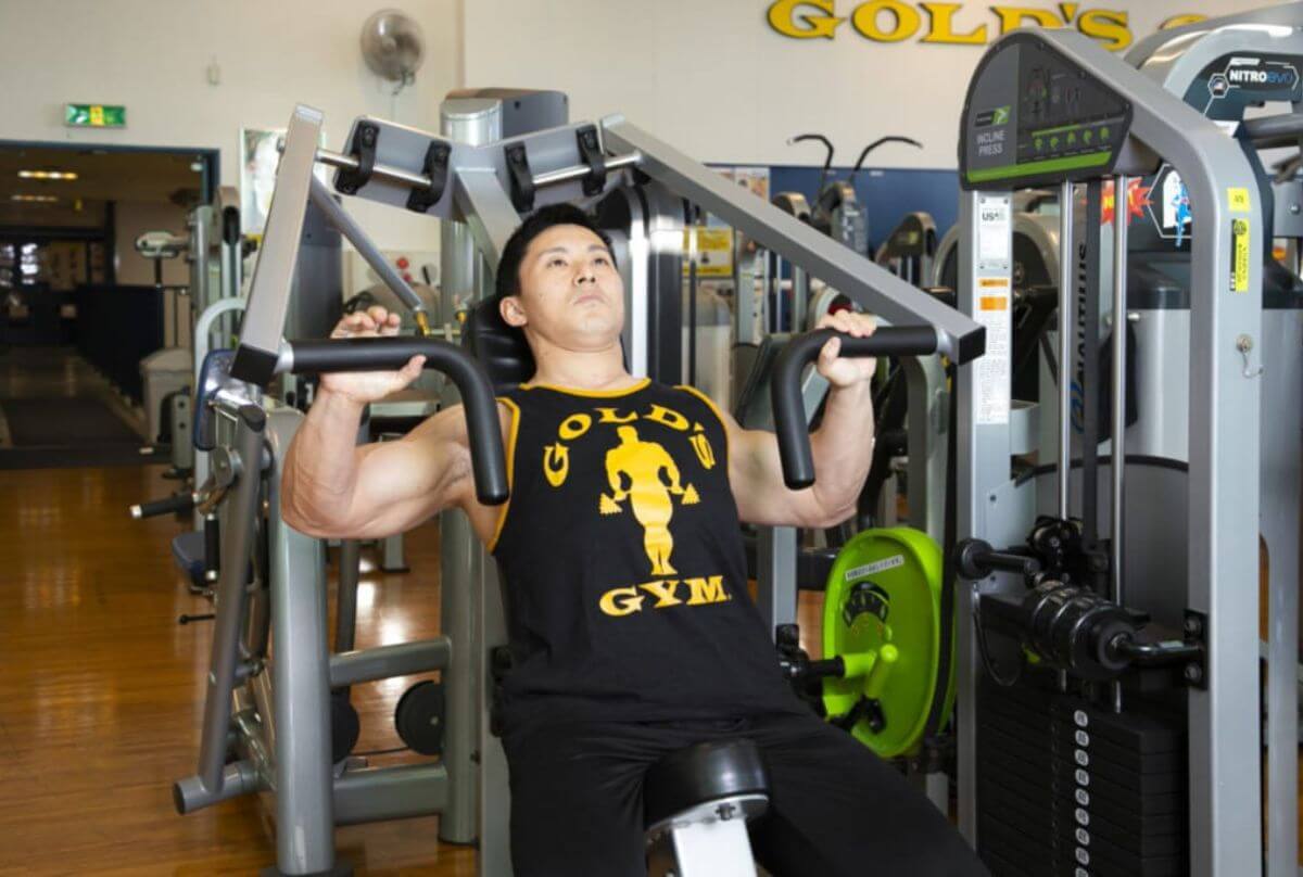 【大胸筋上部の鍛え方】インクラインマシンプレスのやり方をボディビル世界王者・鈴木雅が動画で解説