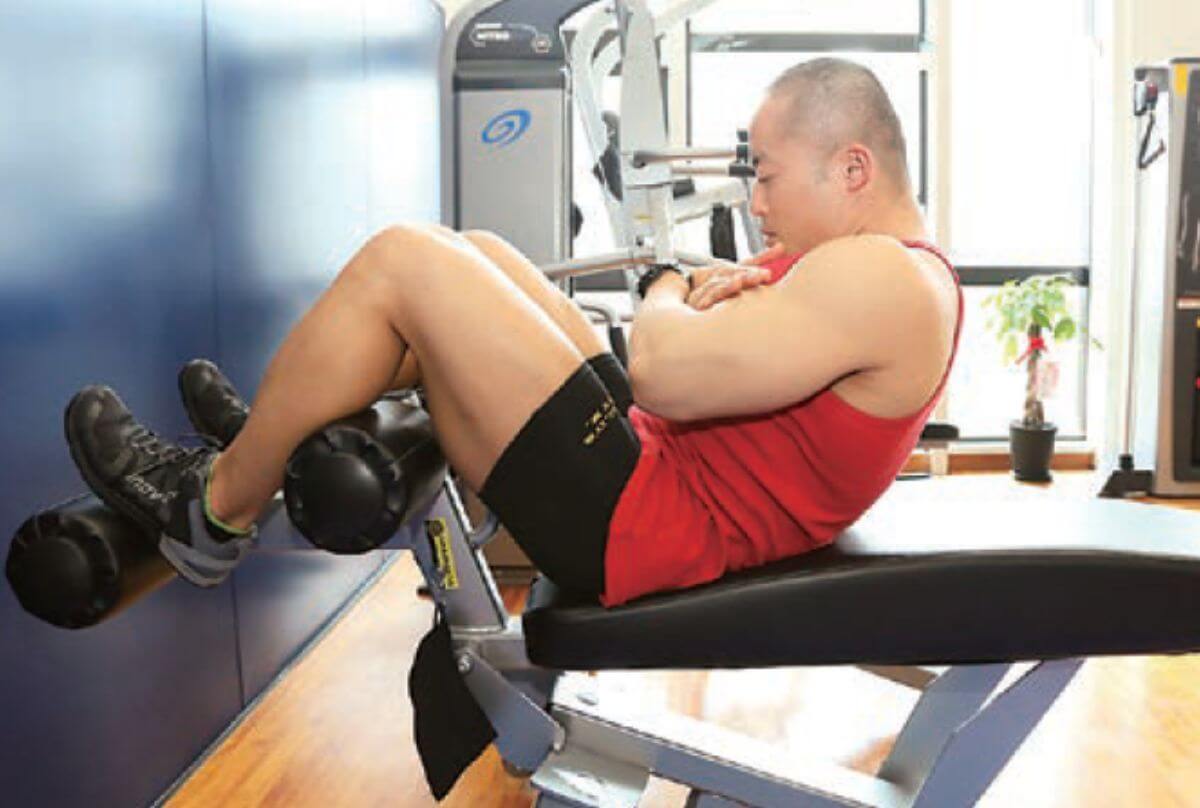 【腹筋の鍛え方】腹直筋の筋トレ“クランチ”のやり方をボディビルダー加藤直之が動画で解説