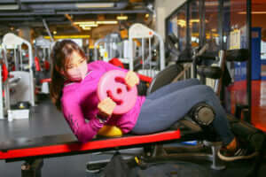 【腹直筋・外腹斜筋を鍛える】腹筋を効果的に鍛えるトレーニング種目“ツイストシットアップ”を伝授