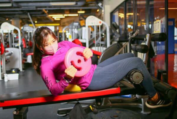 【腹直筋・外腹斜筋を鍛える】腹筋を効果的に鍛えるトレーニング種目“ツイストシットアップ”を伝授