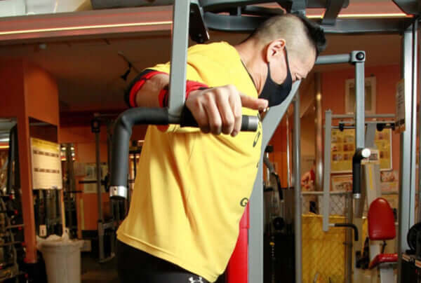 肩と上腕三頭筋を鍛えるリアデルトフライのやり方をミスターボディビルディング小沼選手が解説