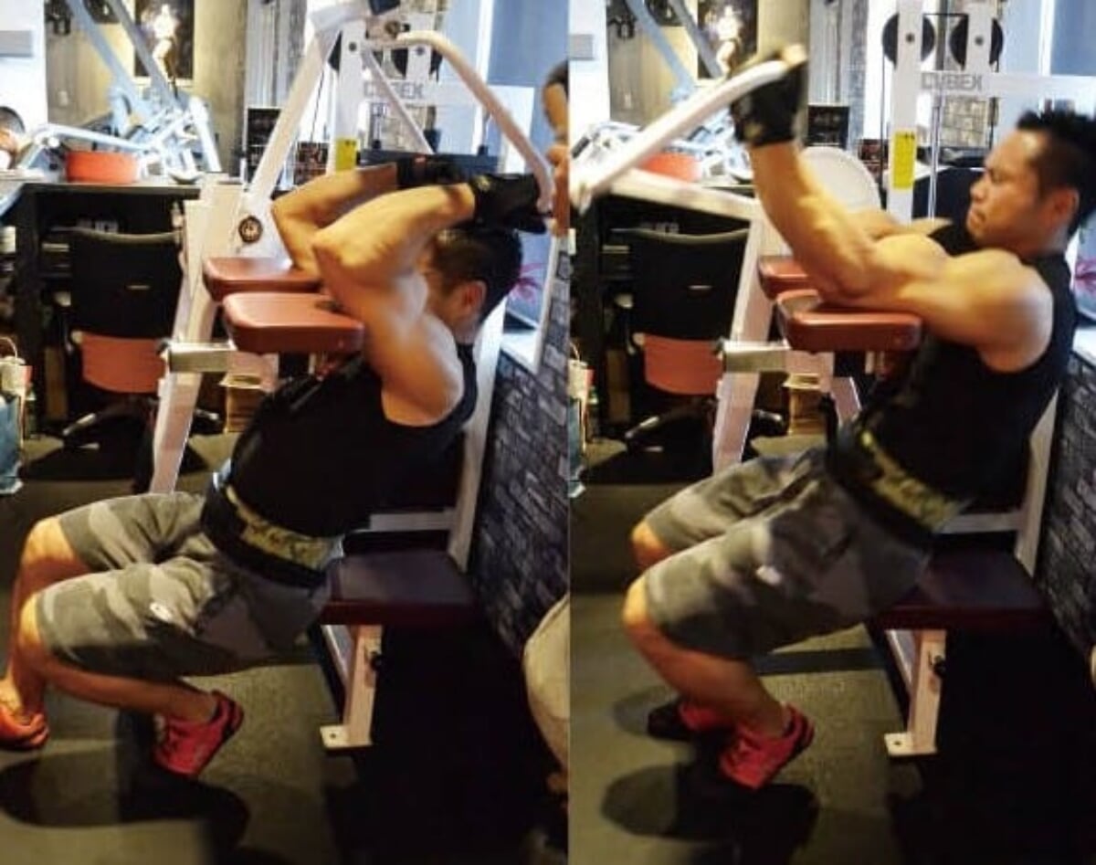 ウエイトトレーニング b muscular-build-man-exercising-