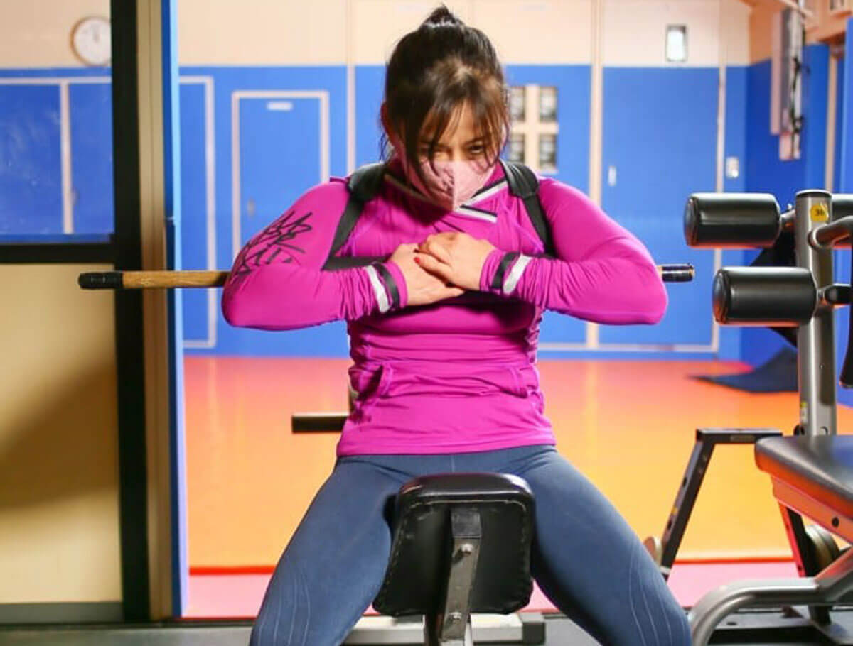 女性にも【腹筋の鍛え方】腹直筋を鍛えるトレーニング種目“アブベンチ”のやり方を伝授