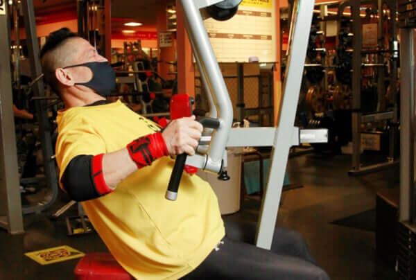 【三角筋後部の筋トレ】ロウイングマシンで鍛える、リアデルトロウのやり方をミスターボディビルディング小沼選手が伝授