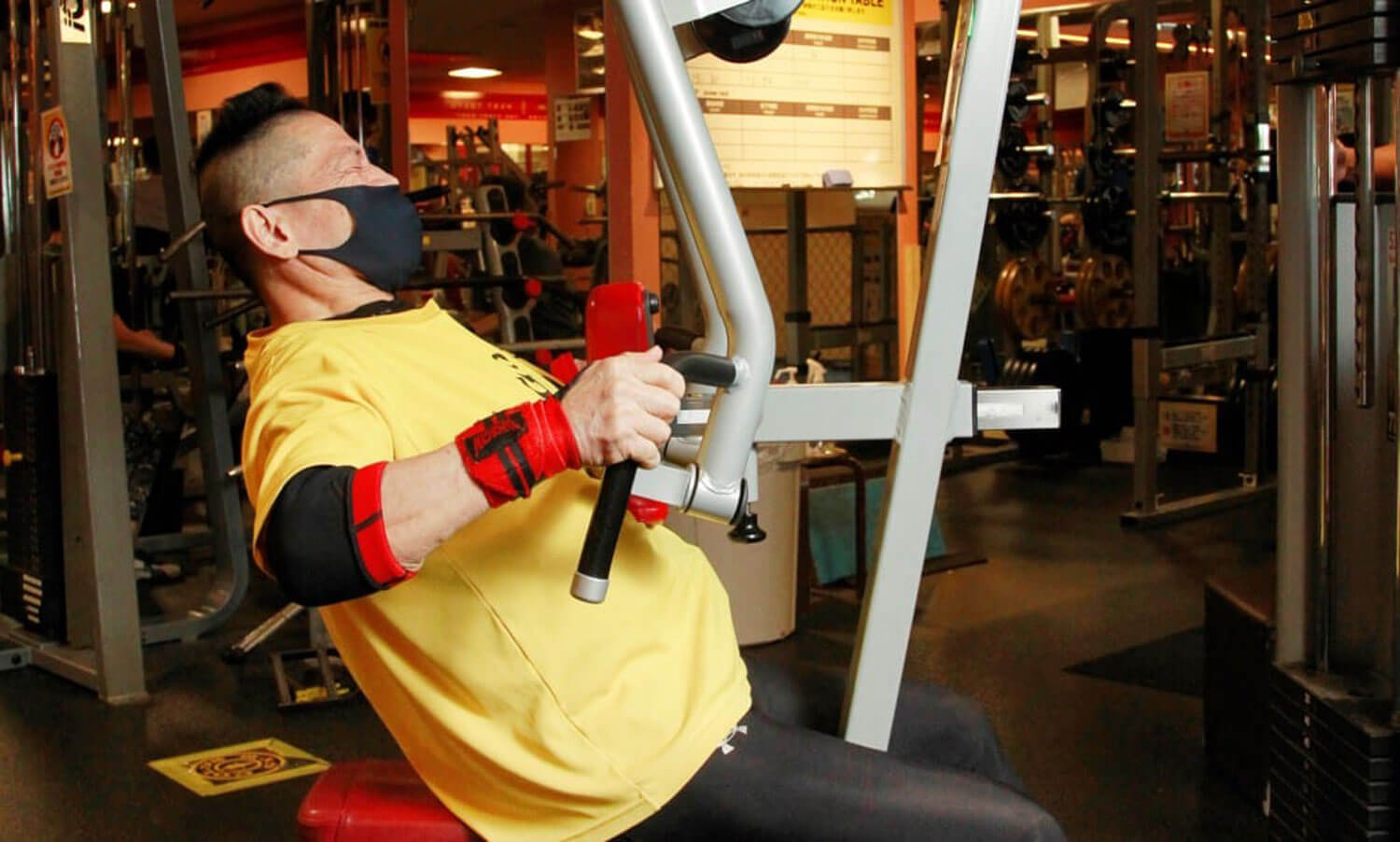 【三角筋後部の筋トレ】ロウイングマシンで鍛える、リアデルトロウのやり方をミスターボディビルディング小沼選手が伝授