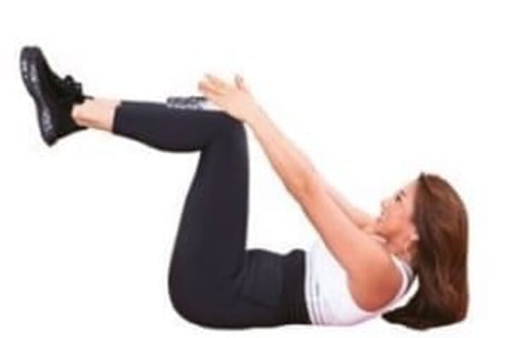 寝ながらできる！腹筋や背筋にも効く、器具なし自重トレーニングをフィットネスビキニ界女王・安井友梨が伝授