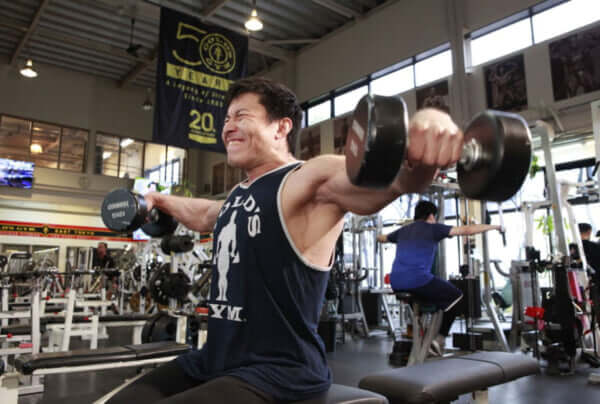 【三角筋の鍛え方】サイドレイズとフロントレイズのフォームや筋トレのやり方をボディビル世界チャンピオンが鈴木雅が動画解説