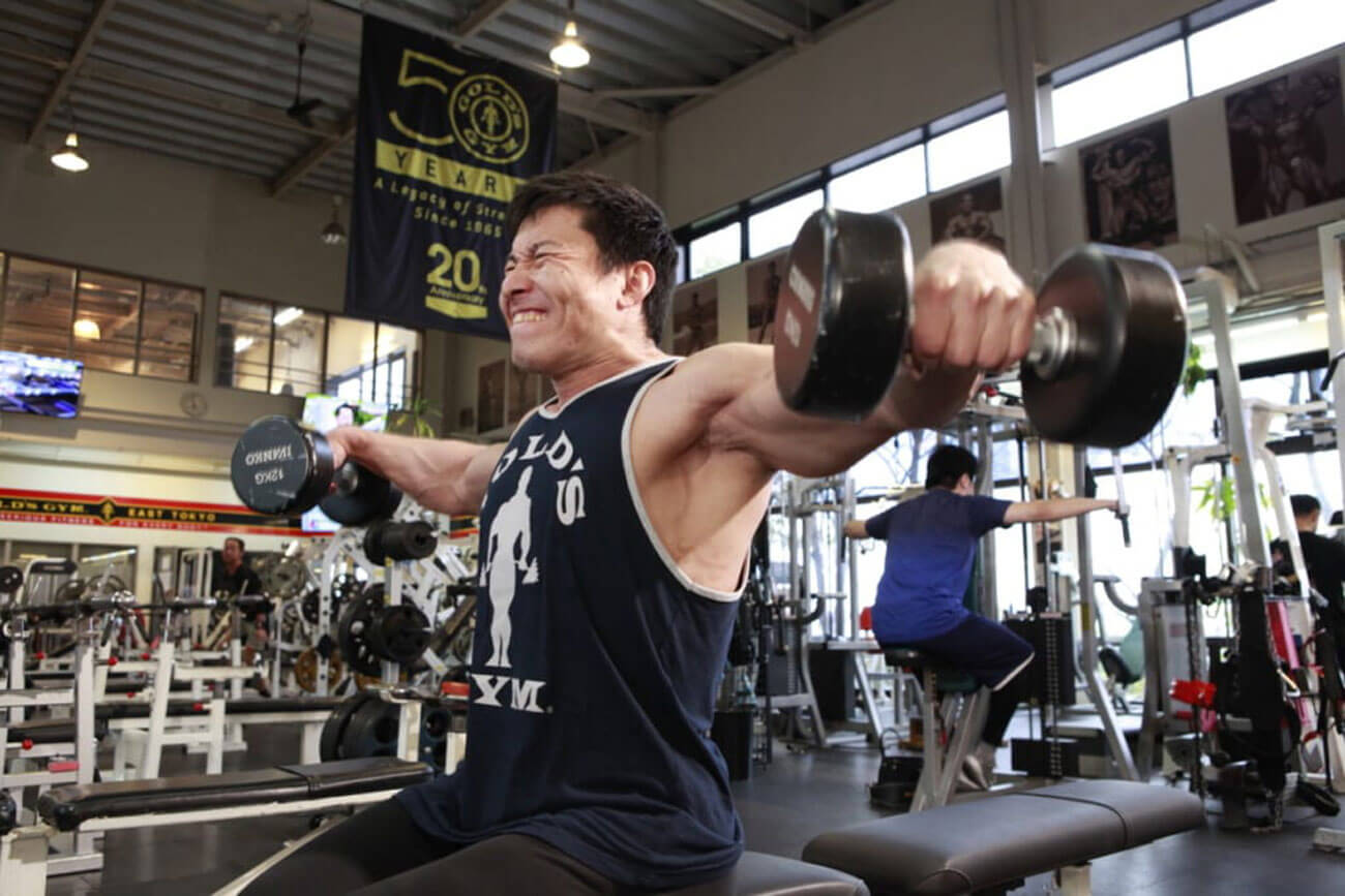 【三角筋の鍛え方】サイドレイズとフロントレイズのフォームや筋トレのやり方をボディビル世界チャンピオンが鈴木雅が動画解説