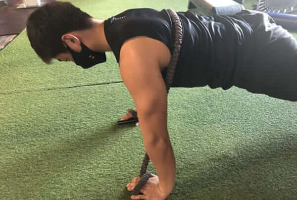 【おすすめ自重トレーニング】大胸筋など上半身を鍛えるプッシュアップ（腕立て伏せ）のやり方とは？