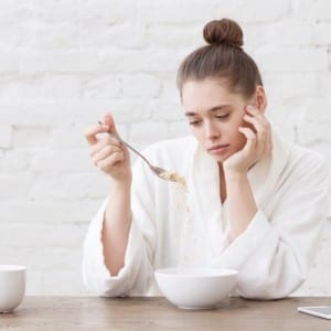 「大豆イソフラボン」が逆に女性ホルモンを狂わす？危険な食べ方とその理由とは!?【動画で解説！岡部友のボディメイク食事論 #4】