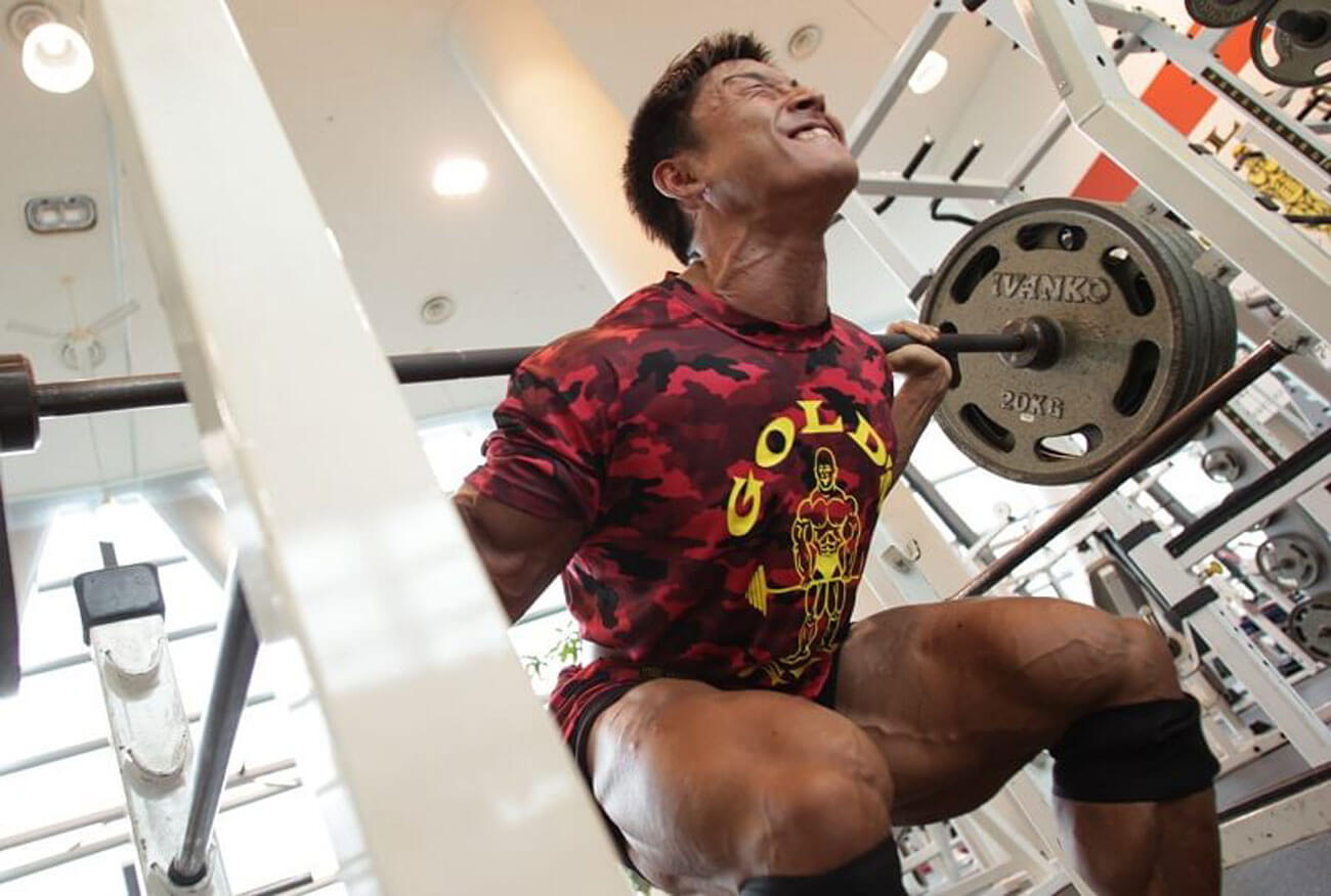 スクワットの正しいやり方とは？ボディビル世界王者・鈴木雅が動画で解説