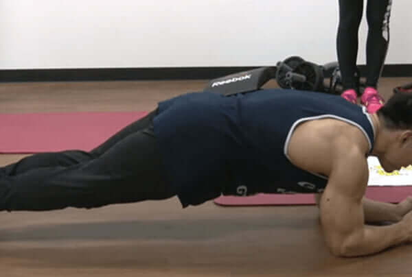 プランクの効果的なやり方、筋トレをボディビル世界王者の鈴木雅が動画で解説