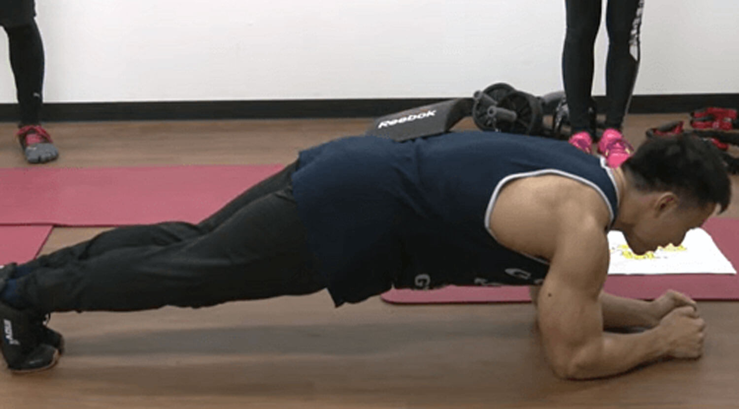 プランクの効果的なやり方、筋トレをボディビル世界王者の鈴木雅が動画で解説