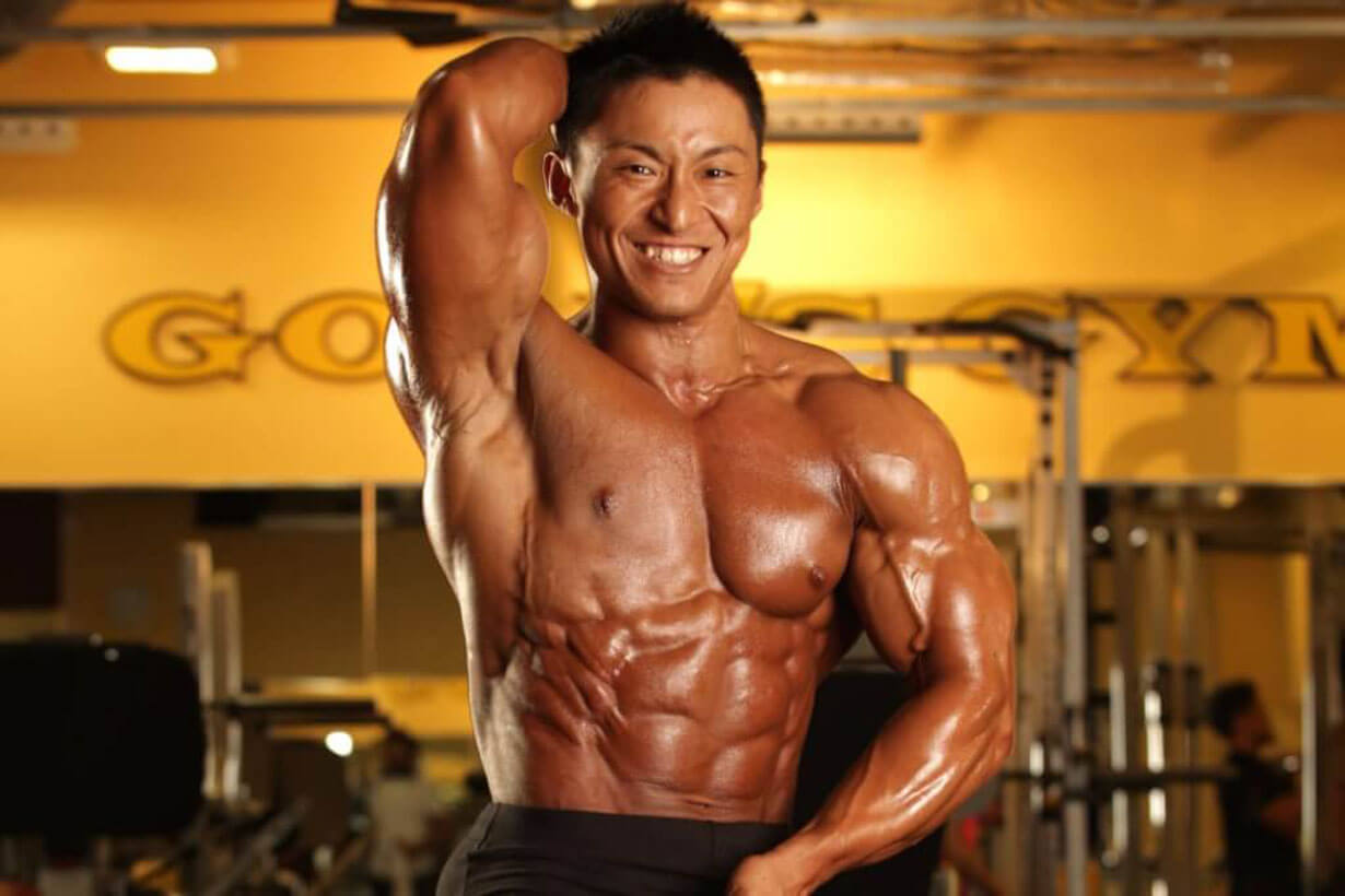 【自宅でできる、腹筋に効く筋トレ】“ダンベルを使ったクランチ”をボディビル世界王者・鈴木雅を動画で解説