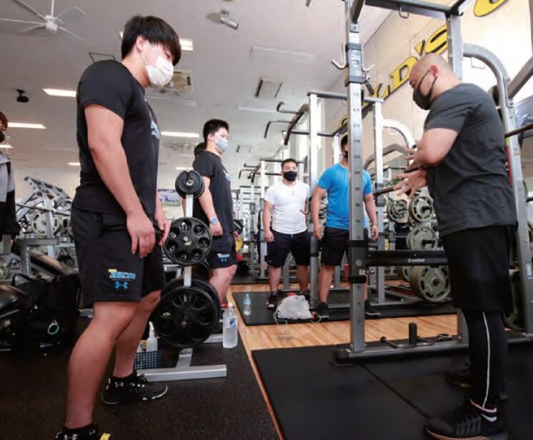 ゴールドジムアドバンストレーナー 荒川孝行が熱血指導 スクワット のコツは２つだけ Fitness Love