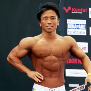 見事に割れた腹筋で、真夏のラグーナテンボスでメンズフィジーク優勝を手にした研究・技術職員