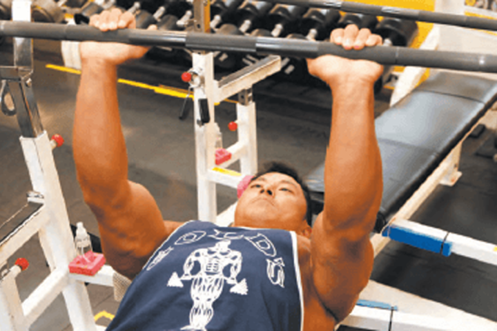 「種目や重さはどうしたら…？」上腕三頭筋の鍛え方をボディビル世界王者が解説