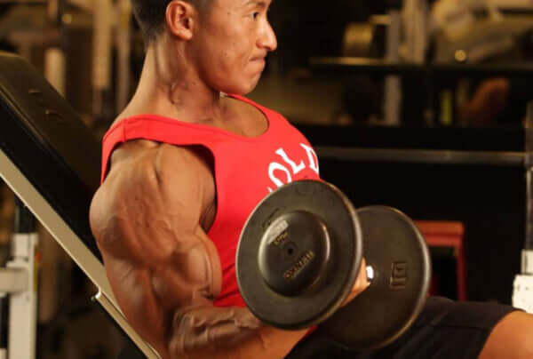上腕二頭筋や背中を鍛えるなど、筋トレを自宅で行う時に気を付けたいことをボディビル世界王者・鈴木雅が解説
