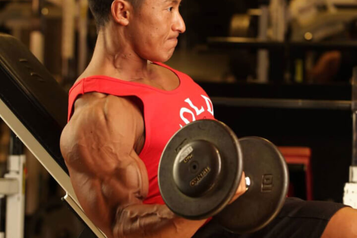 上腕二頭筋や背中を鍛えるなど、筋トレを自宅で行う時に気を付けたいことをボディビル世界王者・鈴木雅が解説