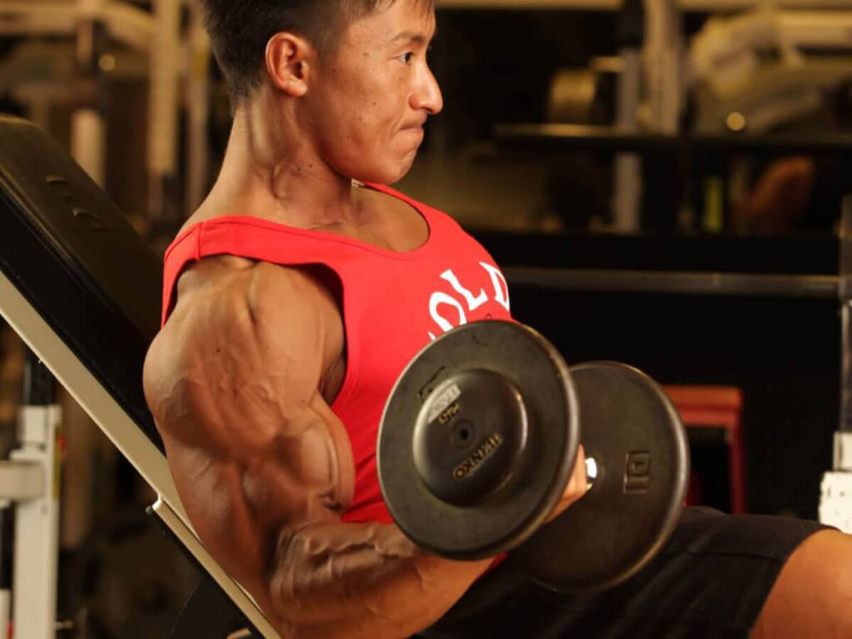 上腕二頭筋や背中を鍛えるなど、筋トレを自宅で行う時に気を付けたいことをボディビル世界王者・鈴木雅が解説