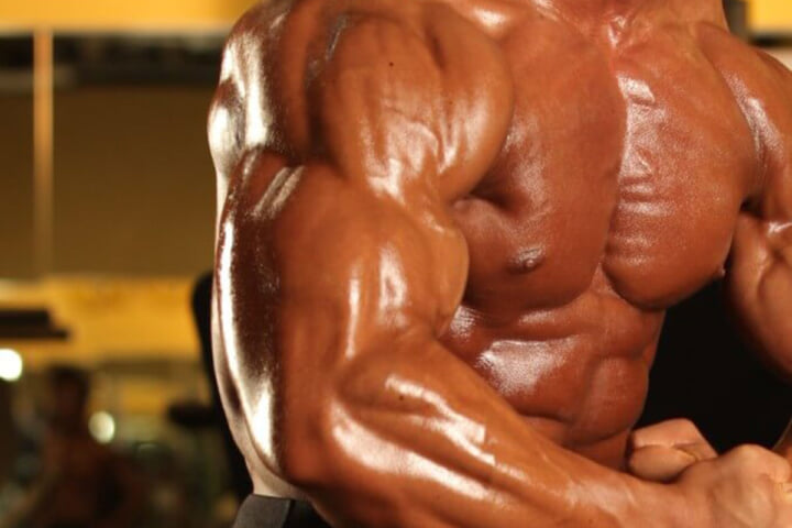 初心者が上腕二頭筋の筋トレで知っておきたい“チーティング”について、ボディビル世界王者・鈴木雅が解説