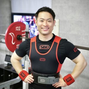 66kg級の体重で、スクワット310.5kgを挙げる全日本パワー5回優勝に輝いた男