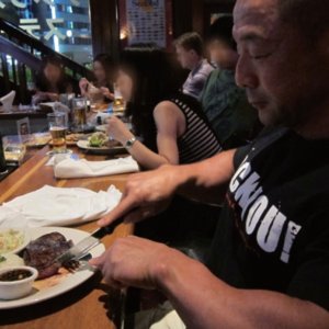 【増量筋肉飯】普段どおりの食事をして、 トレーニングするのみ。オフは揚げ物も気にせず食べる。 足りない分はサプリメントで補う＝合戸孝二