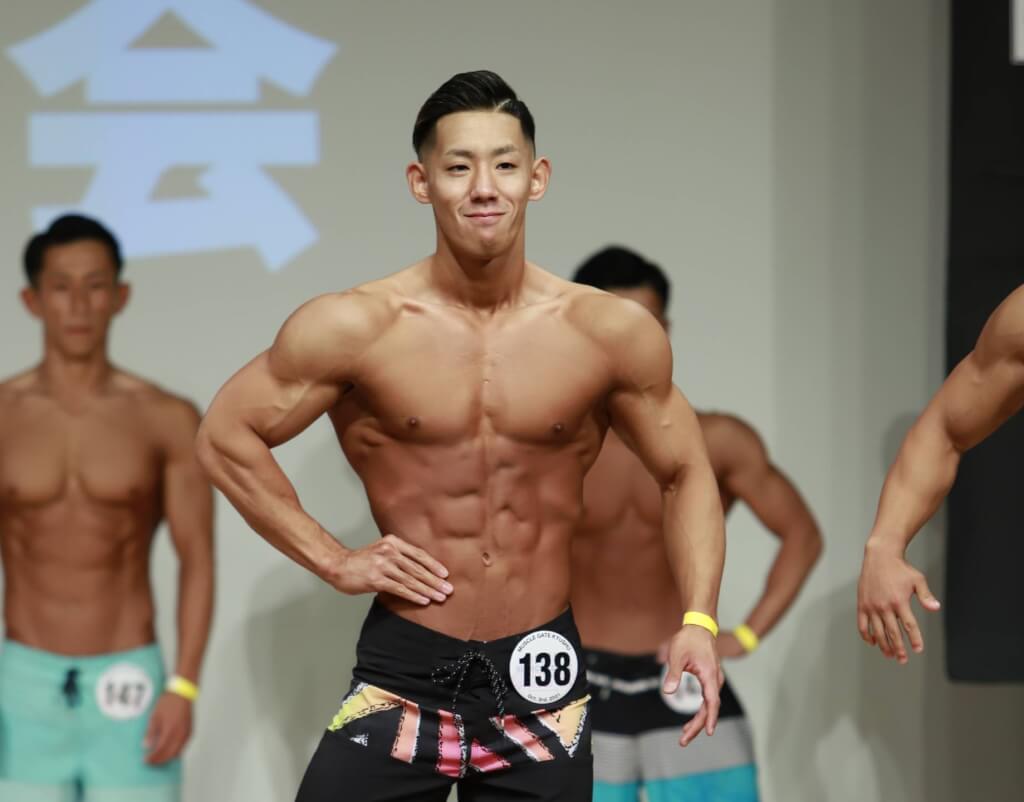 カッコいい逆三角形の筋肉を披露し激戦カテゴリー堂々優勝 Fitness Love