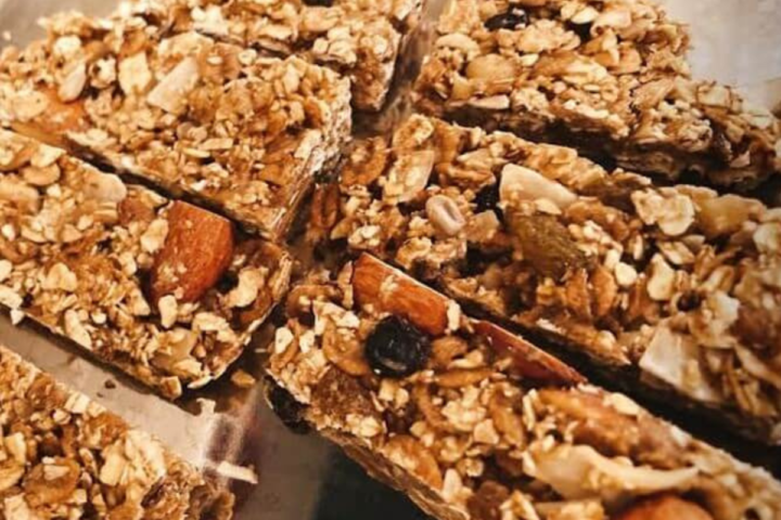 【筋トレに効果的な食事メニュー】小腹が空いたときのおやつに最適なオートミールグラノーラバーのレシピ