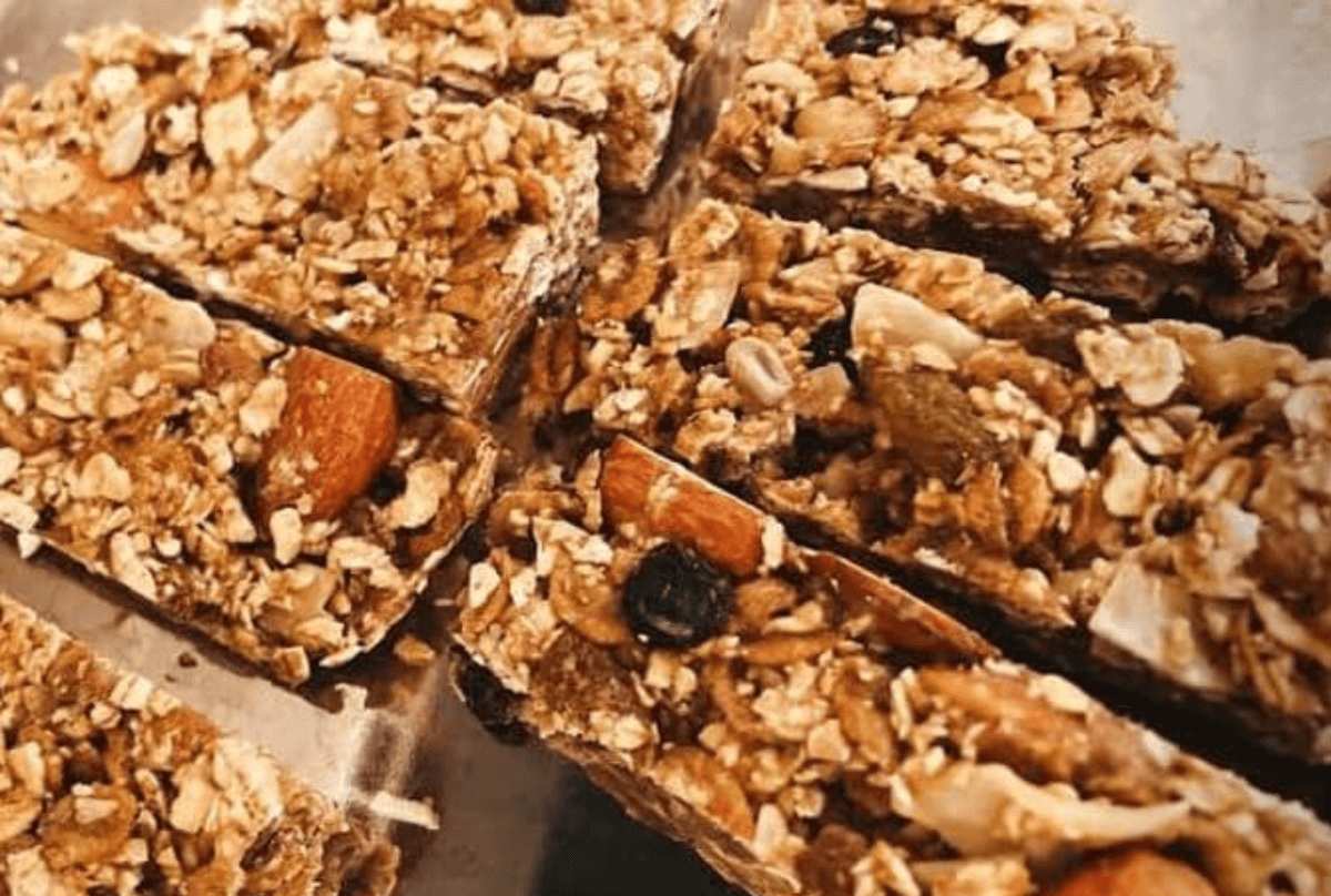 【筋トレに効果的な食事メニュー】小腹が空いたときのおやつに最適なオートミールグラノーラバーのレシピ