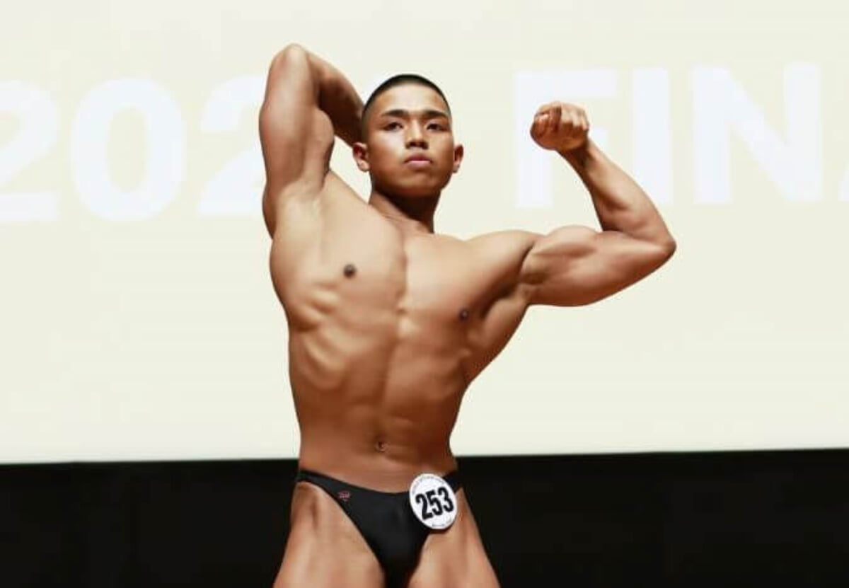 アーノルド・シュワルツェネッガーの筋肉に憧れた学生が二冠の王者に