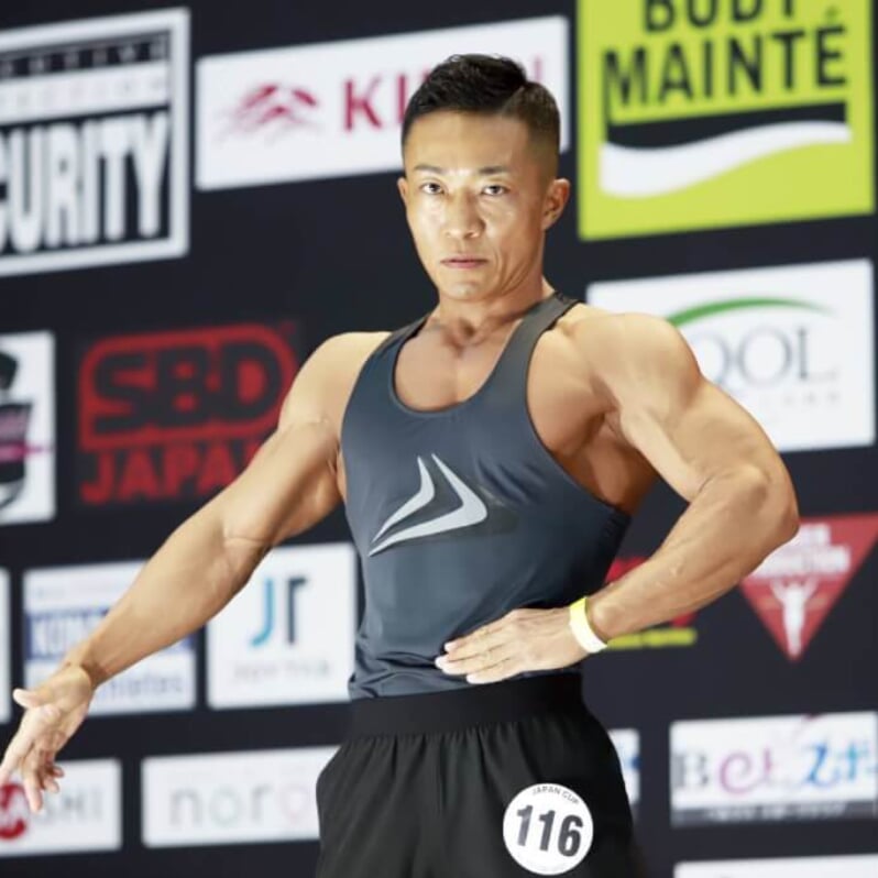 ボディビル タンクトップ 真っ先に吟味したのはタンクトップ＆短パン選び」メンズタンクトップ