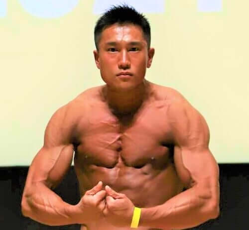 ボディビル新人の部 優勝 川元佑介選手（右）