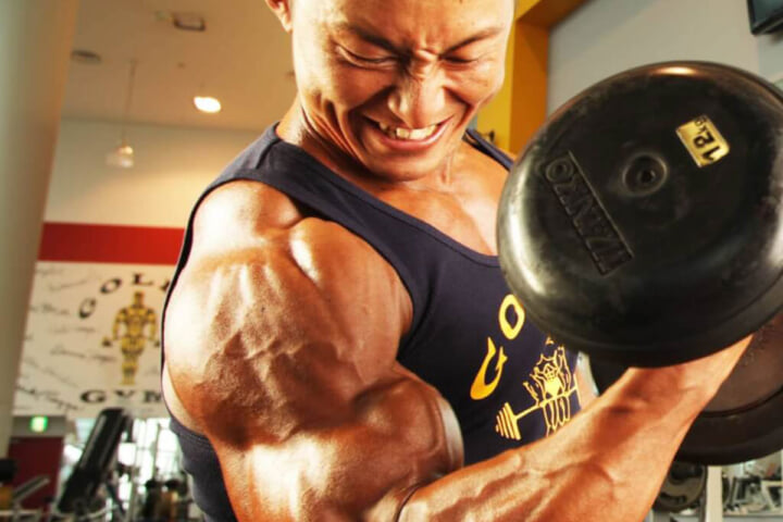 背中の筋肉を鍛える、ハンマーストレングスマシンの筋トレ方法をボディビル世界王者の鈴木雅が解説