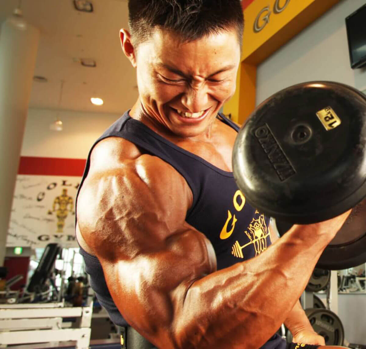 背中の筋肉を鍛える、ハンマーストレングスマシンの筋トレ方法をボディビル世界王者の鈴木雅が解説