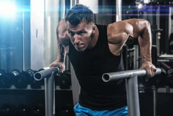 「ベンチプレスより効果的…!?」大胸筋を鍛える筋トレメニュー3選とは