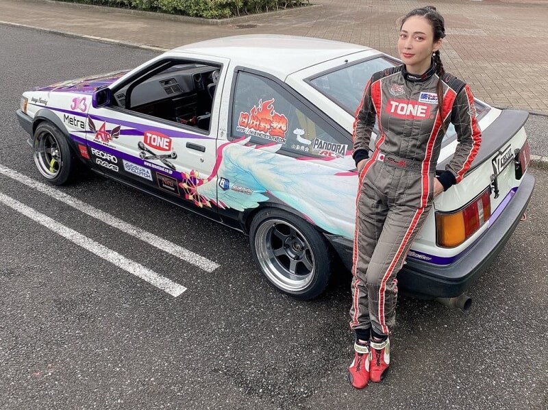 “美しすぎるレーシングドライバー”として知られる塚本奈々美さん