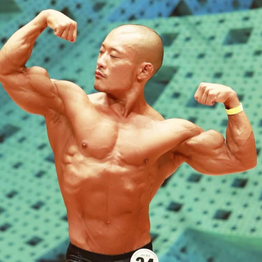 少し捻ったダブルバイセップス好き」完成度の高い筋肉美で初代王者に