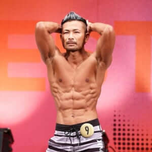 「娘に勇姿を見せたい」筋肉ムキムキなお父さんが堂々のシックスパックで戴冠!