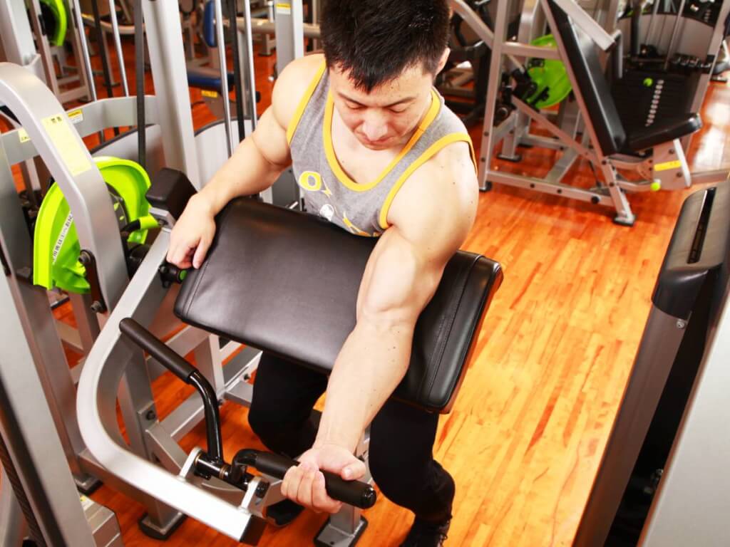 ボディビル世界王者が解説する上腕二頭筋を鍛えるマシンの効果的使用法 Fitness Love