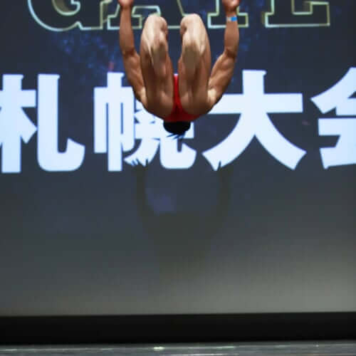 バク宙するボディビルダーかつパワーリフティング日本王者「アブローラーの成果でスクワットの記録が伸びました」 FITNESS LOVE