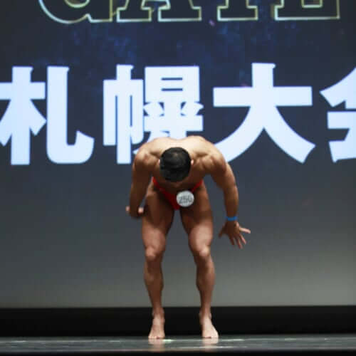 バク宙するボディビルダーかつパワーリフティング日本王者「アブローラーの成果でスクワットの記録が伸びました」 FITNESS LOVE
